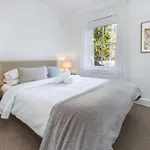Luxe-Coastal Balmoral Beachfront Apartment