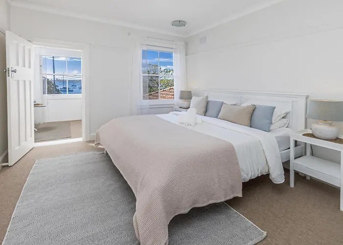 Luxe-Coastal Balmoral Beachfront Apartment